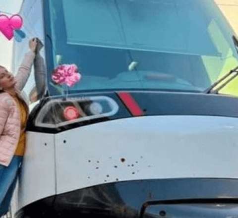 Tramvaya vurulan qadın onunla evləndi 