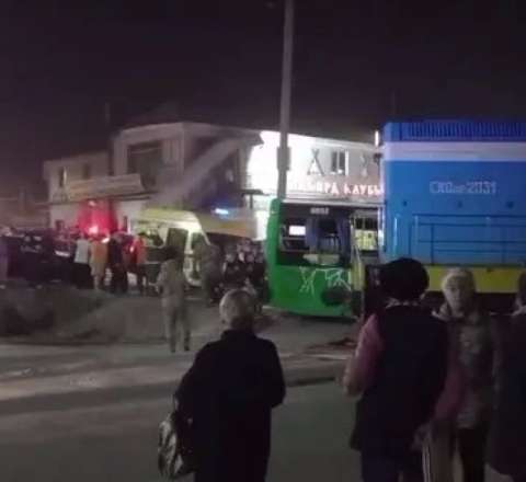 Avtobus qatarla toqquşdu: xəsarət alanlar var