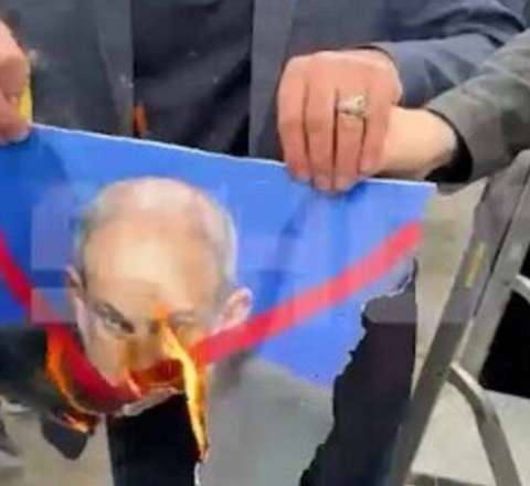 Moskvada aksiya: Səfirliyin önündə Paşinyanın şəkli yandırıldı 