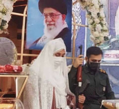 Maraqlı toy: kalaşnikov, maska və Xameneinin portreti... 