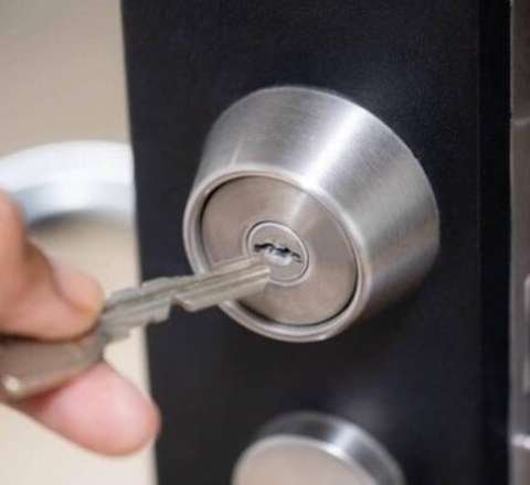 Qapınızı əsla 3 dəfə kilidləməyin!  - SƏBƏB