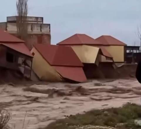 Sel evi belə apardı  - VİDEO