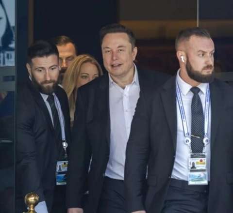 ABŞ-də İlon Maska güzəştlər: Mühafizəçilərinə status verildi 