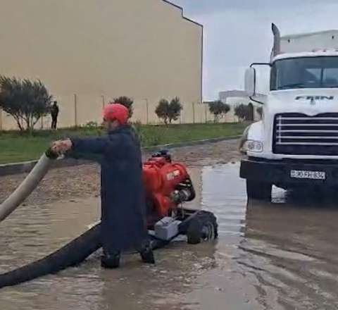 FHN intensiv yağışlarla əlaqədar yaranan fəsadları aradan qaldırır - VİDEO