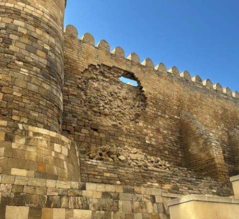 İçərişəhərdə Qala divarlarının bir hissəsi uçdu 