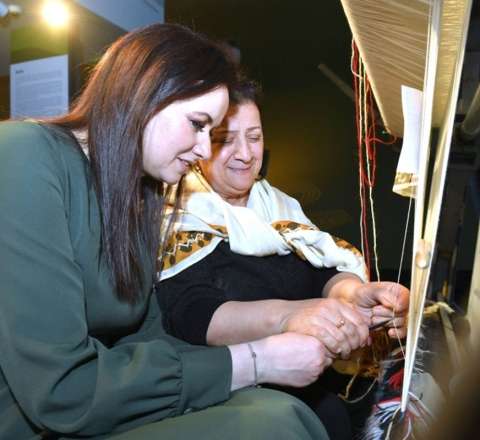 Litvanın Baş naziri Bakıda xalça toxudu -  FOTO
