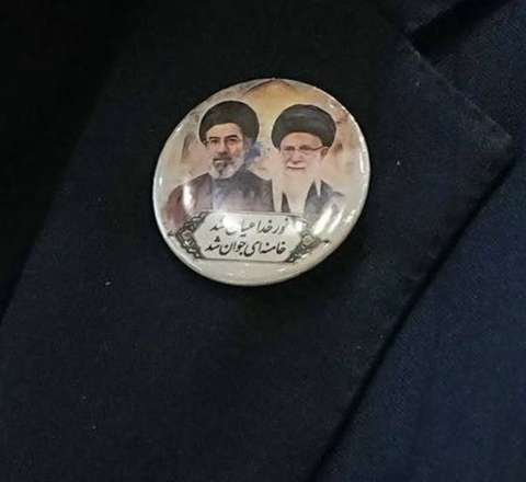 Qalibafın yaxa sancağı gündəm oldu -  FOTO