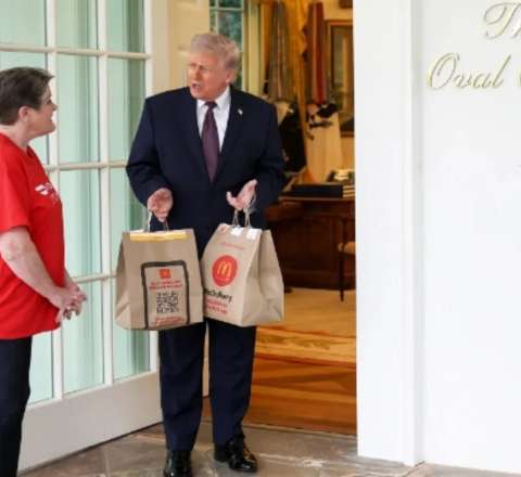 Tramp Ağ Evə yemək gətirən kuryerlə birlikdə müsahibə verdi - VİDEO 