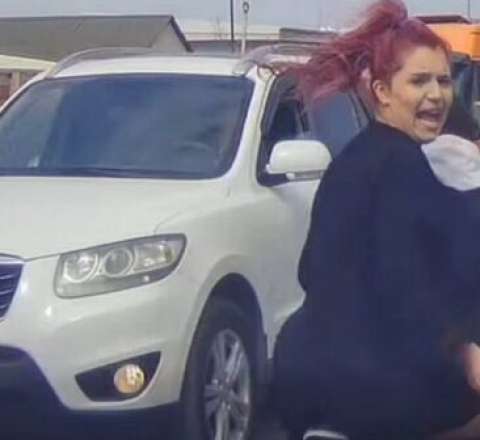 Gənc qızlar yolda elə hərəkətlər etdi ki... - VİDEO