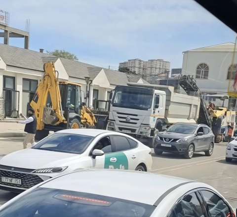 Binəqədi yolu təmirə bağlandı - Dəhşətli tıxac var - VİDEO