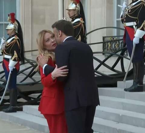 Makronun Melonini qarşılaması DİQQƏT ÇƏKDİ -  VİDEO