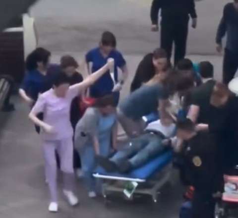 Ürəyi dayanan kişini xəstəxana həyətində həyata qaytarıldı - VİDEO