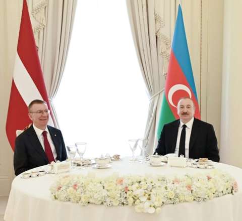 Latviya prezidentinin şərəfinə rəsmi lanç verildi 