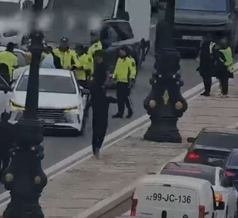 Qəzada xəsarət alan şəxsi yol polisi xəstəxanaya çatdırdı - VİDEO 