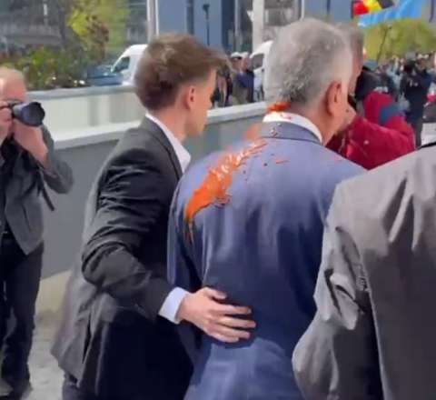 Şahın oğlunun üstünə ketçupaə tökdülər - Video 