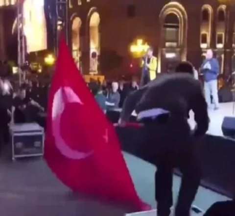 İrəvanda Türkiyə bayrağı yandırıldı, Paşinyan etiraz etdi - VİDEO 