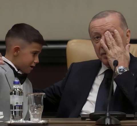 Ərdoğan göz yaşlarını saxlaya bilmədi - VİDEO