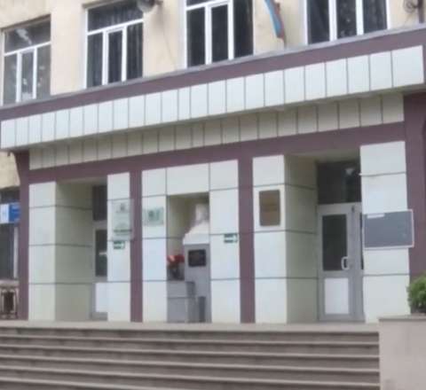 Bakıda şagird məktəbdə özünə xəsarət yetirdi - VİDEO