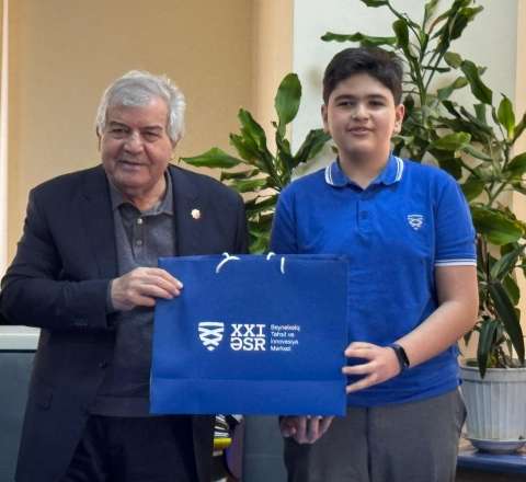 Sabir Rüstəmxanlı şagirdlərlə görüşdü 