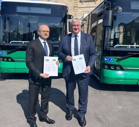 Azərbaycan Ukraynaya beş sərnişin avtobusu verdi - Foto 