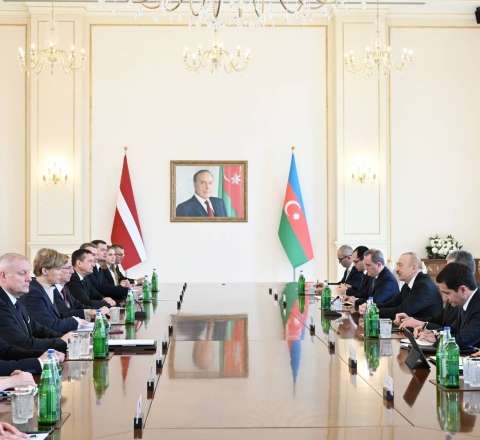 İlham Əliyevin Babişlə geniş tərkibdə görüşü başladı - VİDEO