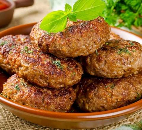 Nə un, nə çörək —  Kotletin parçalanmaması üçün içinə bir qaşıq əlavə edin