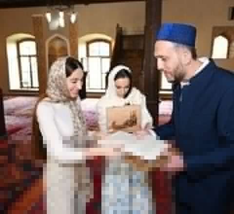 Leyla və Arzu Əliyevalara "Qurani-Kərim” hədiyyə olundu 