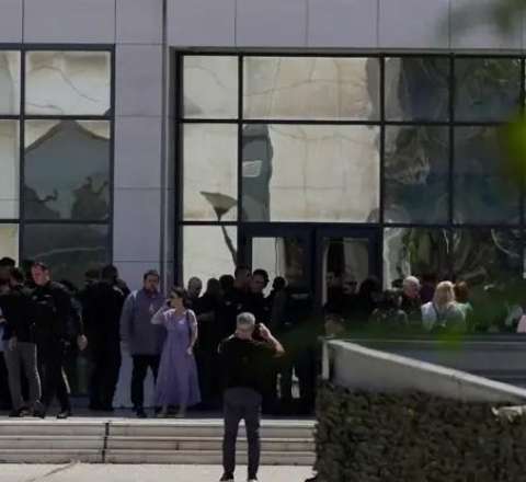 89 yaşlı kişi dövlət binalarına hücum edib 5 nəfəri yaraladı 