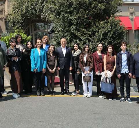 “Senior Talks” layihəsi: Aydın Veysəloğlu ADA tələbələri ilə yenidən görüşdü 