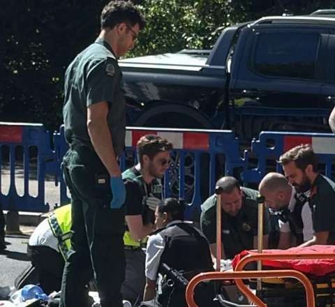 Londonda sinaqoqun qarşısında bıçaqlı hücum: Xəsarət alanlar var -  VİDEO