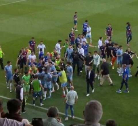 Rəqibini yumruqlayan qapıçıya ağır cəza  - VİDEO