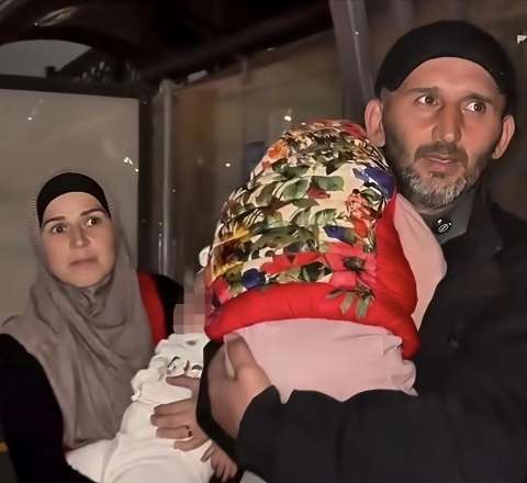 Bakıda 2 körpəsi olan ailə dayanacaqda gecələdi - VİDEO