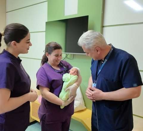 Bakıda 1 günlük körpə əməliyyat olundu  - 10 sm-lik törəmə çıxarıldı