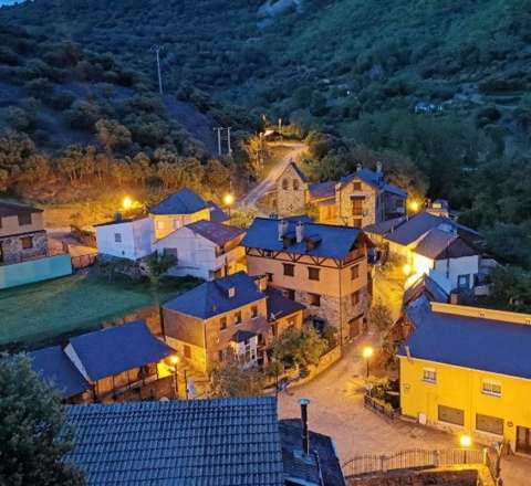 Bu kəndin 16 sakini var, amma 25 min turist gəlir - FOTO