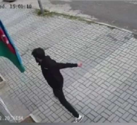 Bayrağa hörmətsizlik etdi, cavabı ağır oldu -  ANBAAN VİDEO