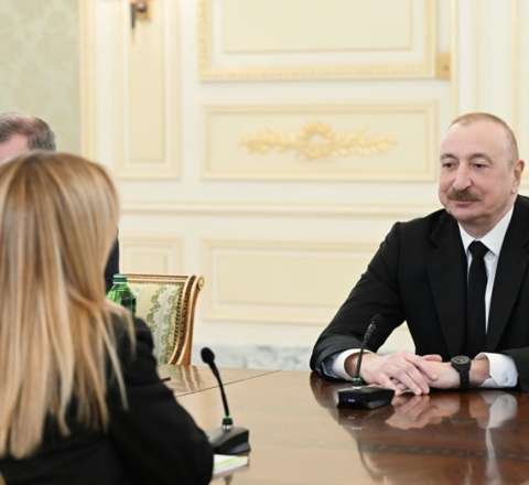 İlham Əliyev Meloni ilə geniş tərkibdə görüşdü 