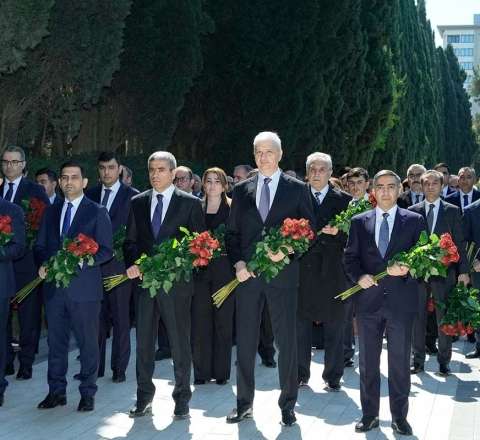 ƏƏSMN kollektivi Fəxri xiyabanda Ulu Öndər Heydər Əliyevin məzarını ziyarət edib - Foto 