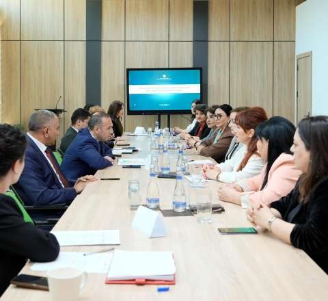 “Himayədar ailə institutunun inkişaf etdirilməsi” mövzusunda görüş keçirildinun inkişaf etdirilməsi” mövzusunda görüş keçirildi - FOTO 