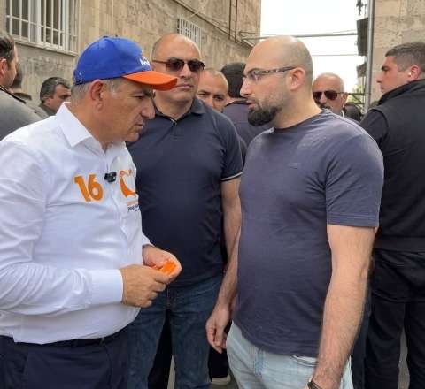 Paşinyandan "Qarabağı təslim etdiniz" deyən seçiciyə sərt cavab: Tualetdə ölü tapılardın! -  VİDEO