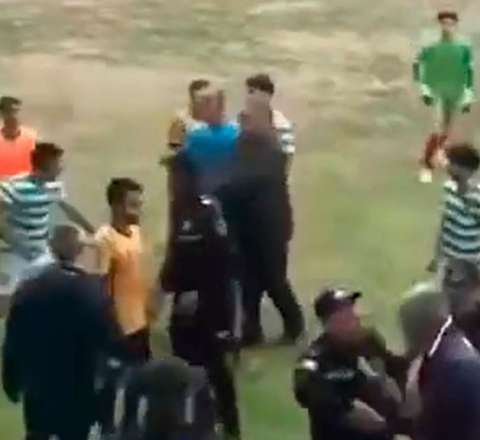 Azərbaycan çempionatında azarkeşlər futbolçuları döyməyə çalışdı  - VİDEO