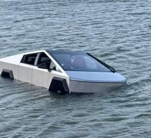 “Tesla Cybertruck” göldə üzür deyirdilər, amma batdı  