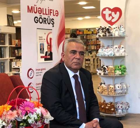 “Əlvida deyirəm ayrılıqlara” –  Sabir Abdinin poeziya dolu təqdimat mərasimi