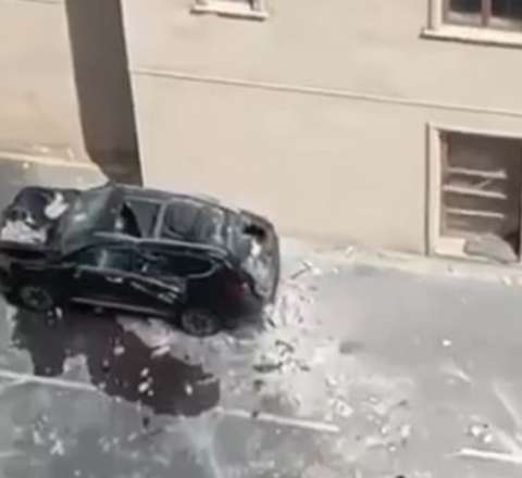 Bakıda binanın fasadı qopub maşının üstünə düşdü  - VİDEO