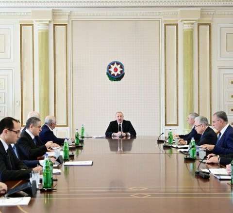 İlham Əliyev müşavirə keçirdi 