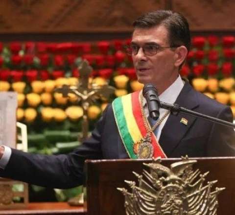 Boliviya Prezidenti öz maaşını iki dəfə AZALTDI 