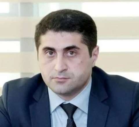Yeni direktor bu başçının qardaşıdır 