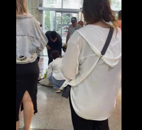 Güclü doluya görə "AF Mall"un üzlüyü qopub qadının  ÜSTÜNƏ DÜŞDÜ - VİDEO