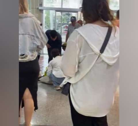 Güclü doluya görə "AF Mall"un üzlüyü qopub qadının  ÜSTÜNƏ DÜŞDÜ - VİDEO