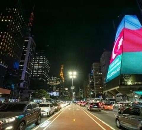 Braziliyada məşhur göydələn bayrağımızın rənglərində... - Foto 