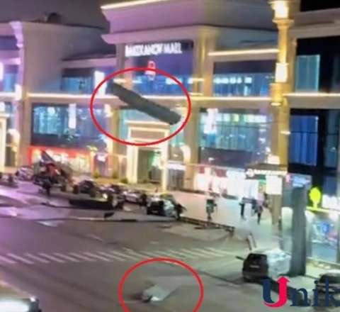 Bakıda “mall”un dam örtüyü uçdu - VİDEO